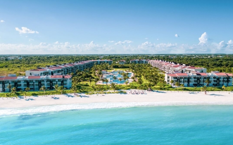 Beachfront condo, ocean view terrace with private jacuzzi, spa, beach club, gym, golf course, + amenities in Corasol, for sale.