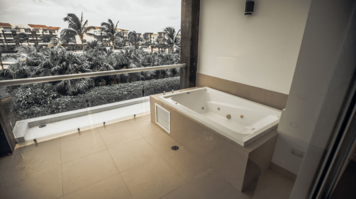 Condo with ocean view pool, 350 meters from the beach, art gallery, unique design, roof garden with jacuzzi, for sale Playa del Carmen.