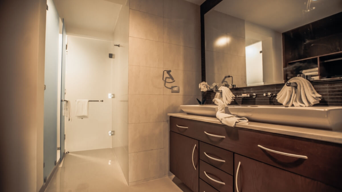 Condo with ocean view pool, 350 meters from the beach, art gallery, unique design, roof garden with jacuzzi, for sale Playa del Carmen.