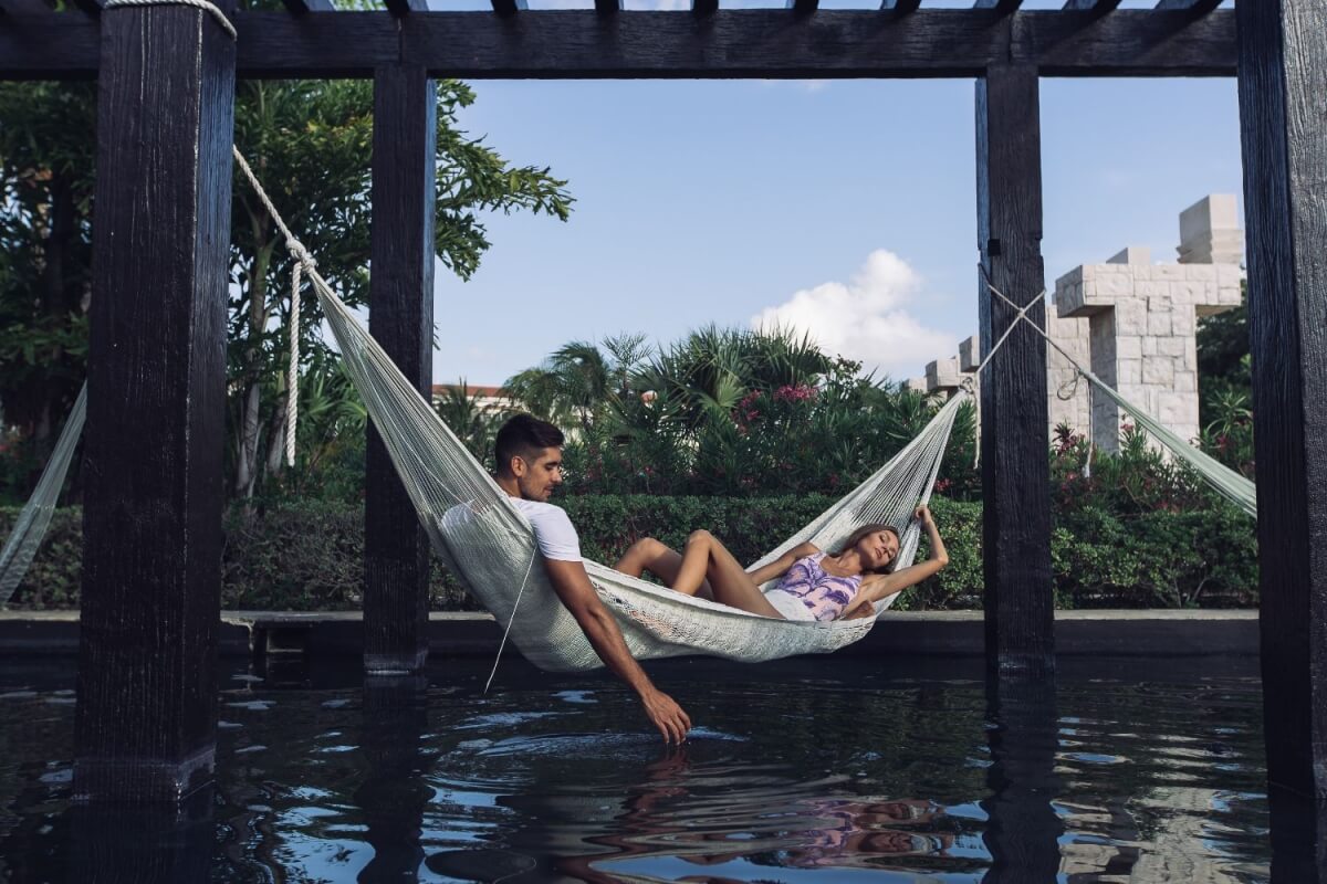 Condo with ocean view pool, 350 meters from the beach, art gallery, unique design, roof garden with jacuzzi, for sale Playa del Carmen.