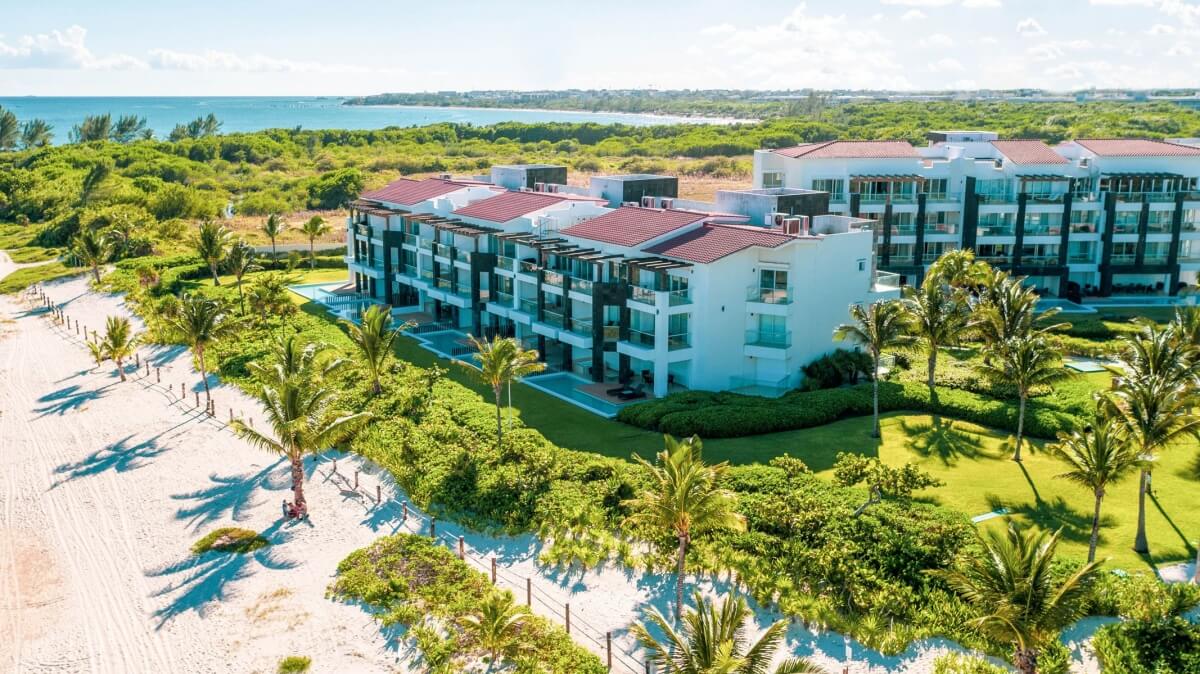 Large condo of 413 m2 with garden, cenote, pool, 400 meters from the beach, on the golf course, pre-construction-sale Playacar