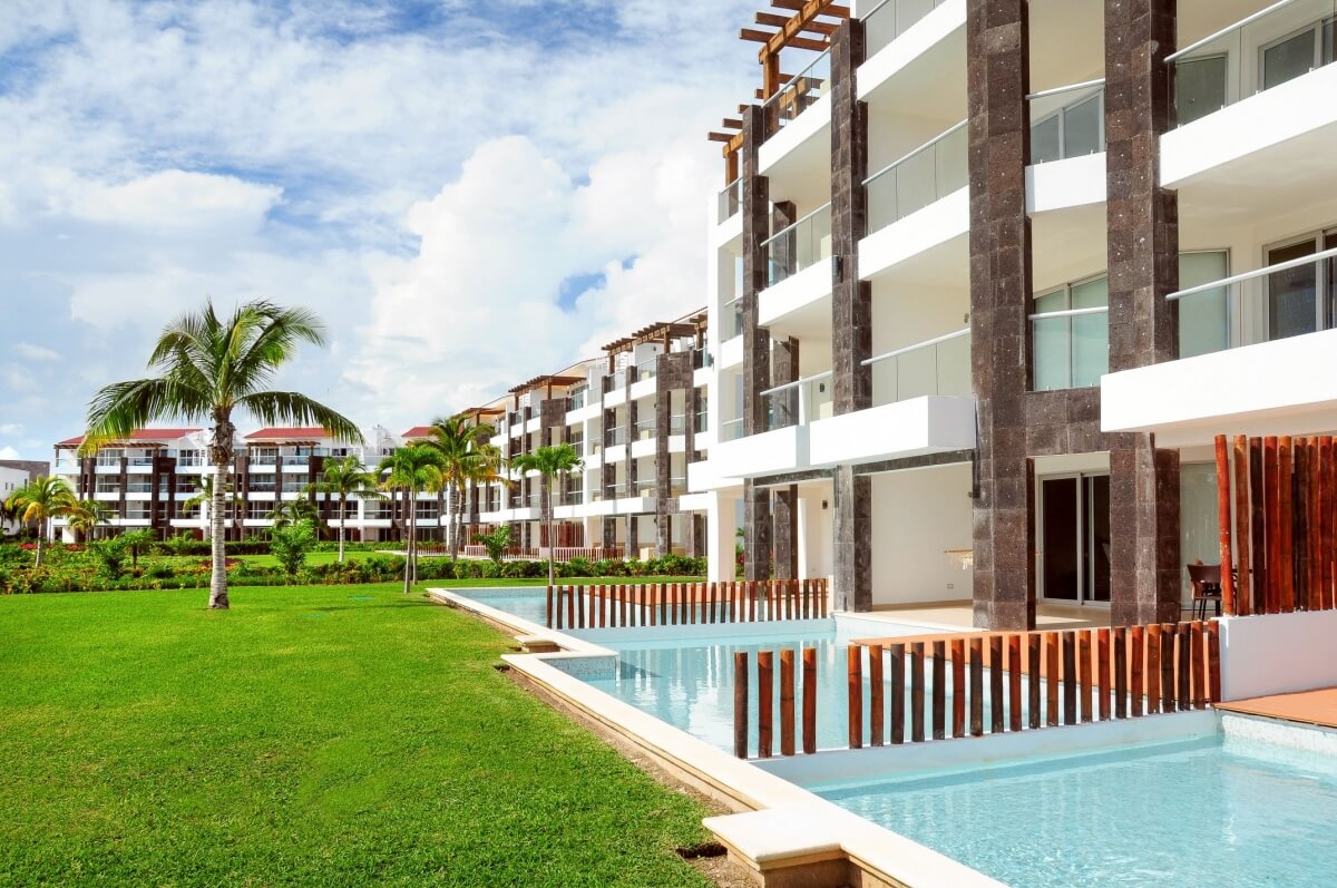 Large condo of 413 m2 with garden, cenote, pool, 400 meters from the beach, on the golf course, pre-construction-sale Playacar