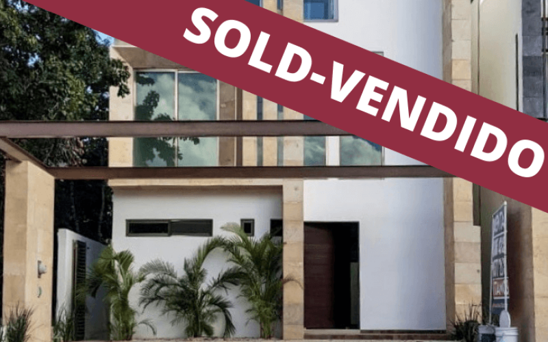 Casa con alberca privada, jardin interior, casa club con canchas deportivas, Residencial Aqua, Cancun, en venta.