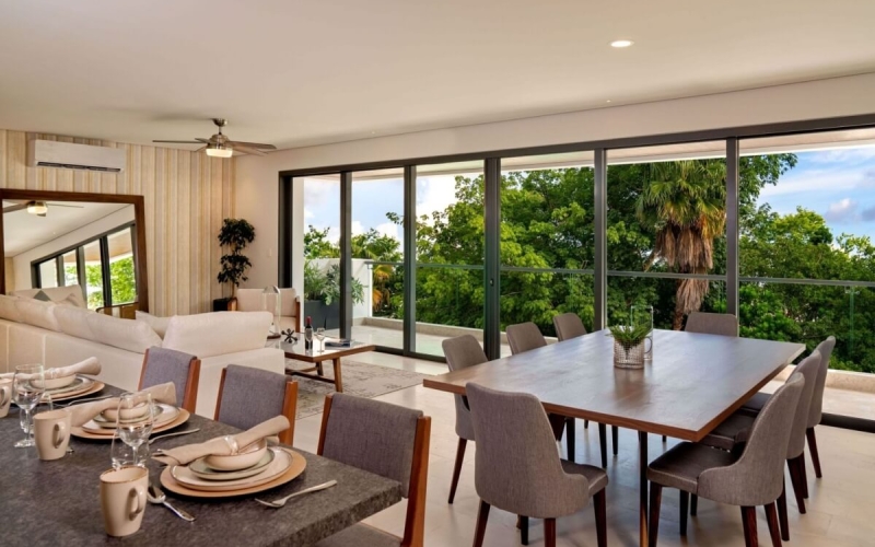 Ground floor condo, 214 m2, marble floor, in gated community, pool, pet area, gym, BBQ area, located in Cumbres Cancun, for sale.