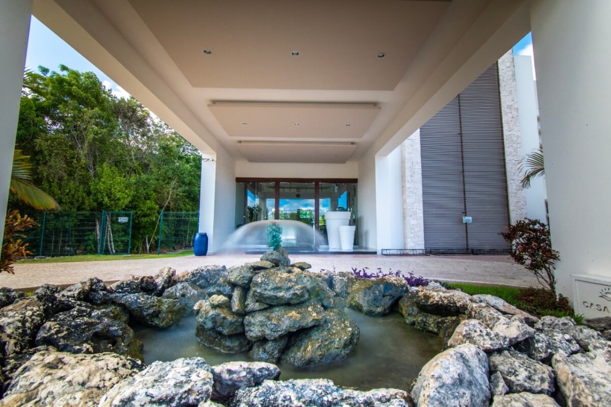 Residential land 1,003 m2 in front of a park, in gated community with exclusive amenities and clubhouse, for sale in Lagos del Sol, Cancun.