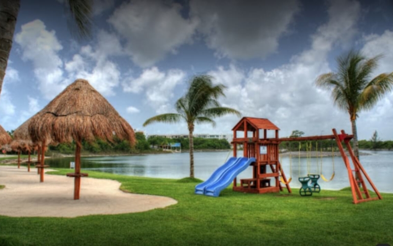 Residential lot in front of park, 1,209 m2 in exclusive community with lakes, clubhouse, cycle track, sports fields, pools, gym, spa