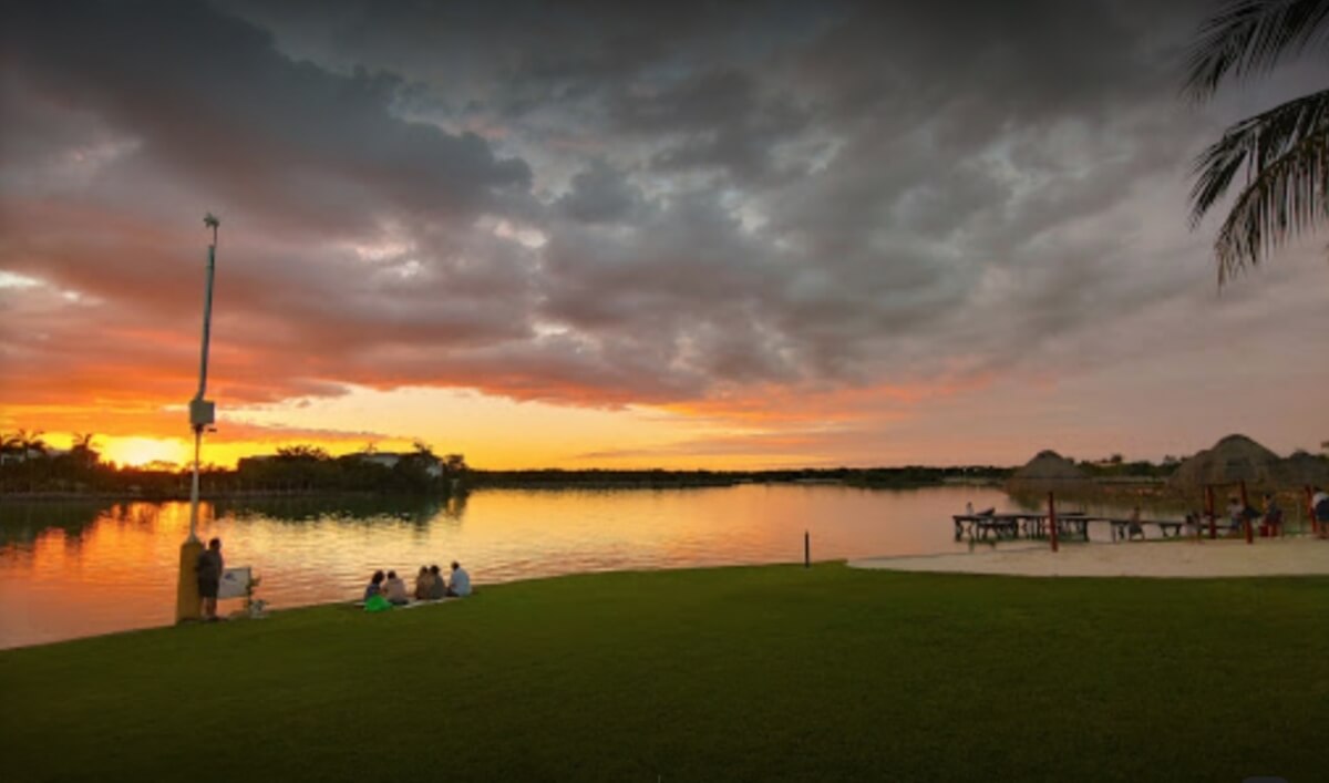 Lakefront land, 1,171 m2 in gated community with amenities for the whole family, clubhouse, sports fields, spa, dog park and much more