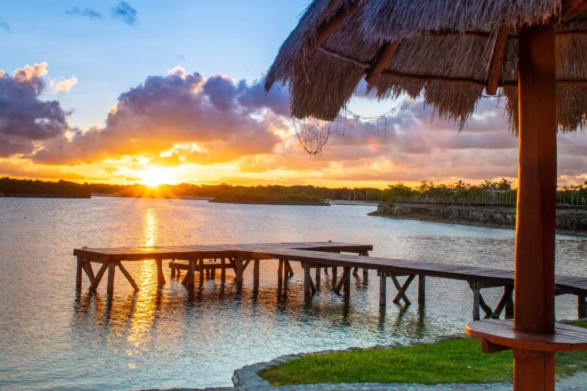 Residential land 1,003 m2 in front of a park, in gated community with exclusive amenities and clubhouse, for sale in Lagos del Sol, Cancun.