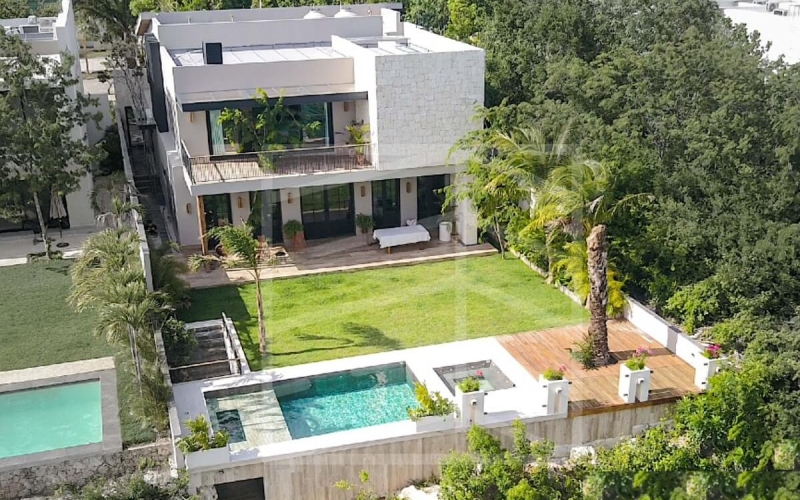 Casa frente al lago, alberca privada, muelle con acceso al lago para kayaks, area de spa y regadera con vapor, en residencial con casa club