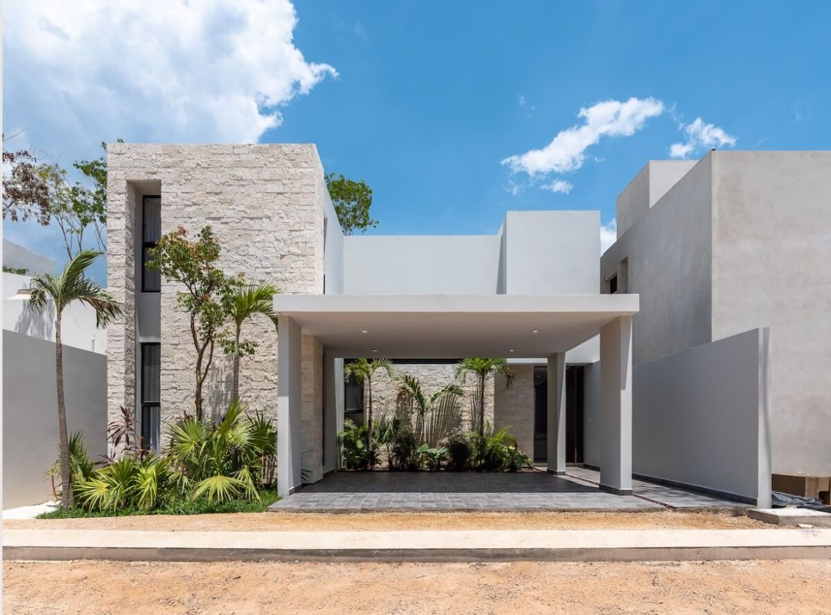 House with garden, terrace and clubhouse with amenities, for sale, Mayakoba, Playa del Carmen.