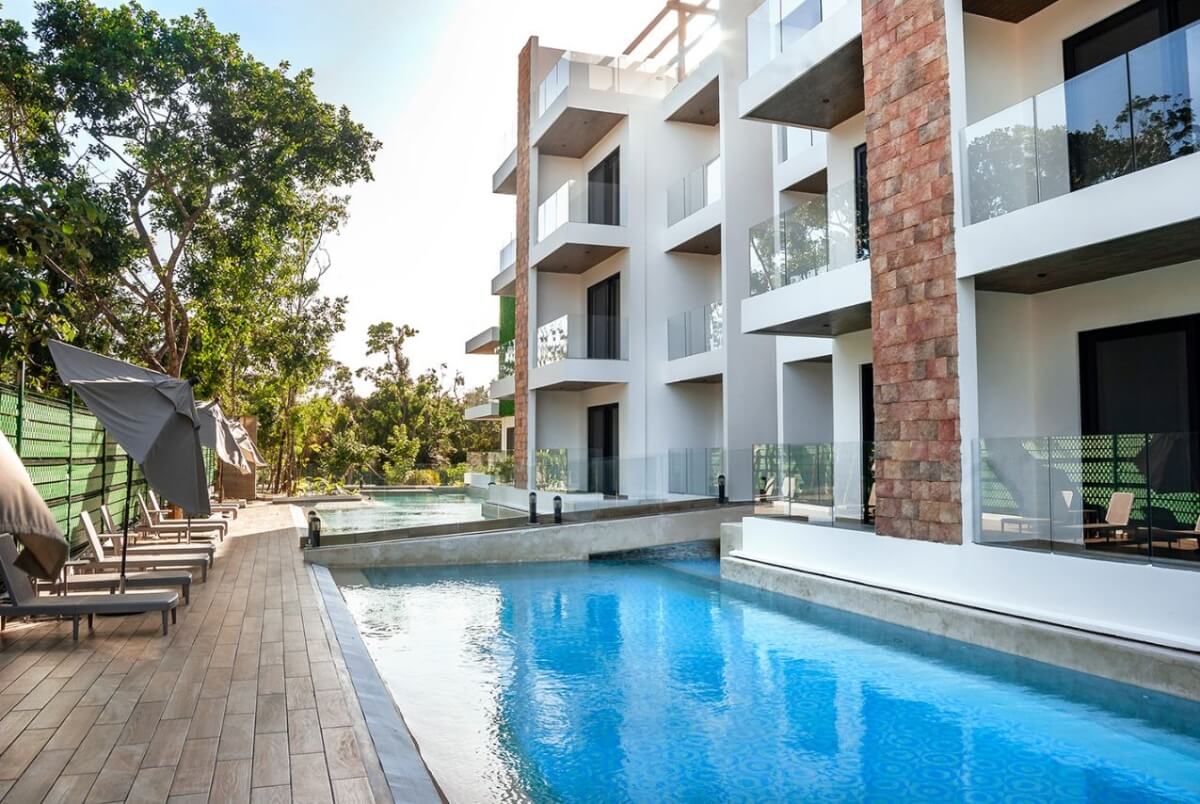 Ground floor condo with small garden, terrace with pool, jacuzzi, gym, coworking, concierge, pre-construction, for sale, Playa del Carmen.