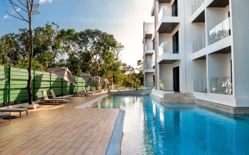 Swim up condo, with direct access to the pool from your terrace, in gated community, sports fields, restaurant, playground for children, sch