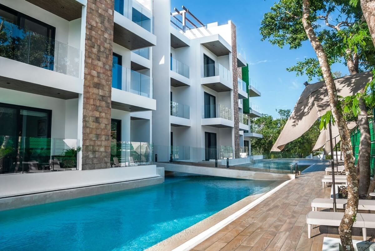 Ground floor condo with small garden, terrace with pool, jacuzzi, gym, coworking, concierge, pre-construction, for sale, Playa del Carmen.