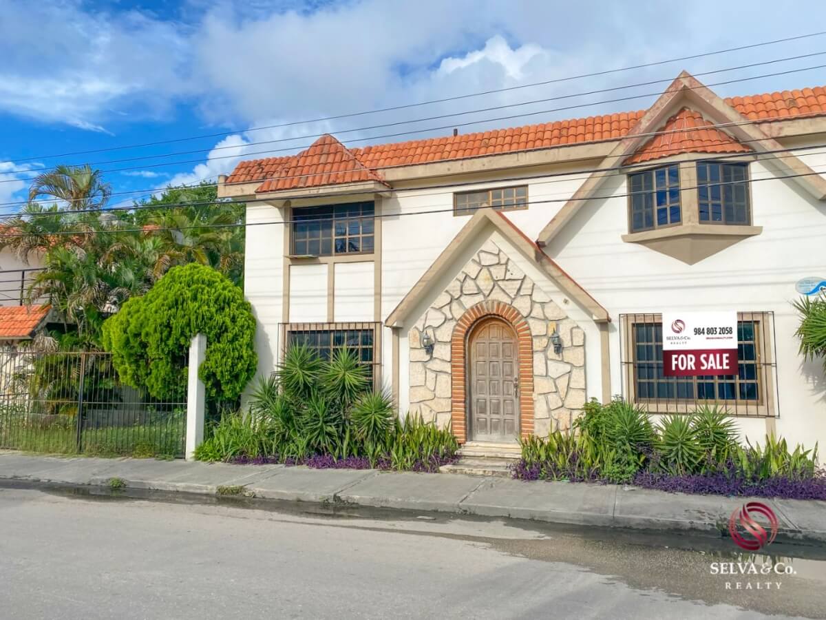 Corner house, property with 1 house and 2 apartments, Adolfo Lopez Mateos neighborhood.