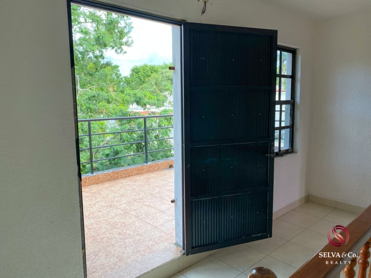 Corner house, property with 1 house and 2 apartments, Adolfo Lopez Mateos neighborhood.