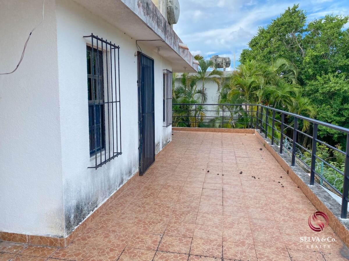 Corner house, property with 1 house and 2 apartments, Adolfo Lopez Mateos neighborhood.
