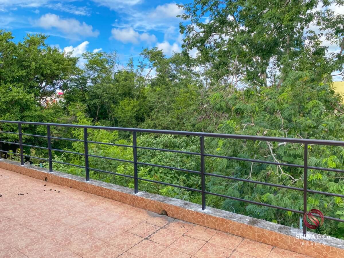 Corner house, property with 1 house and 2 apartments, Adolfo Lopez Mateos neighborhood.