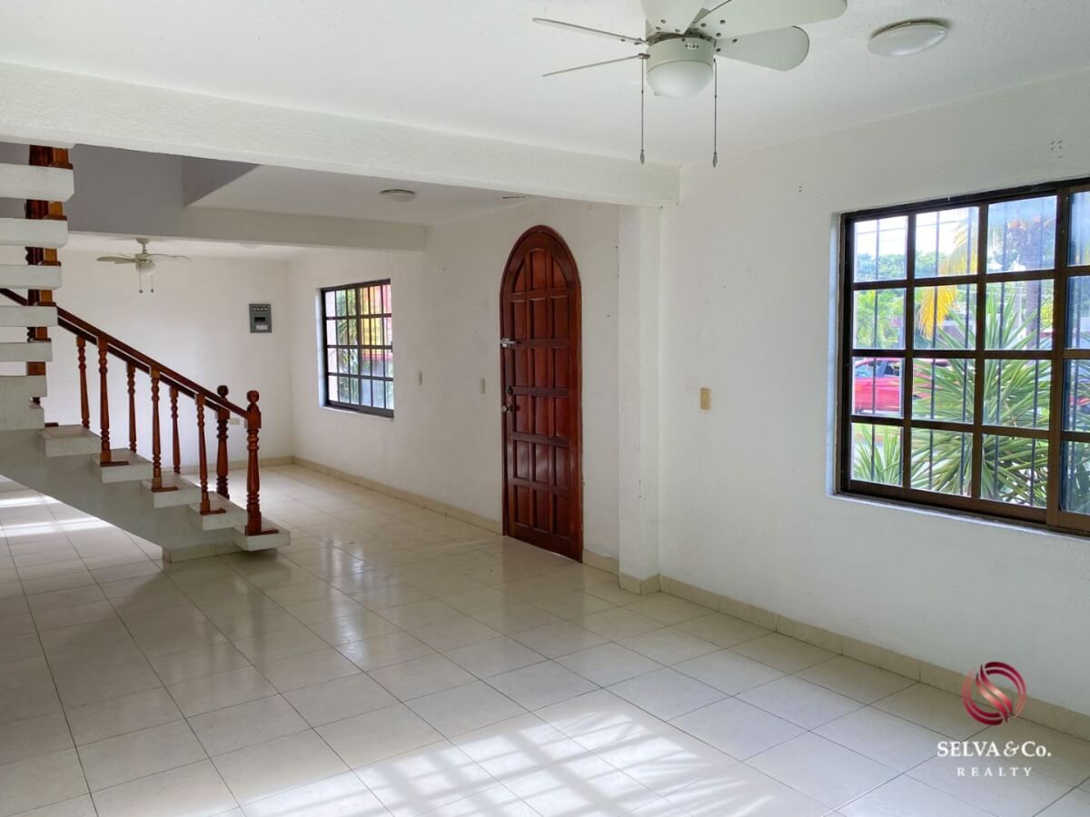 Corner house, property with 1 house and 2 apartments, Adolfo Lopez Mateos neighborhood.