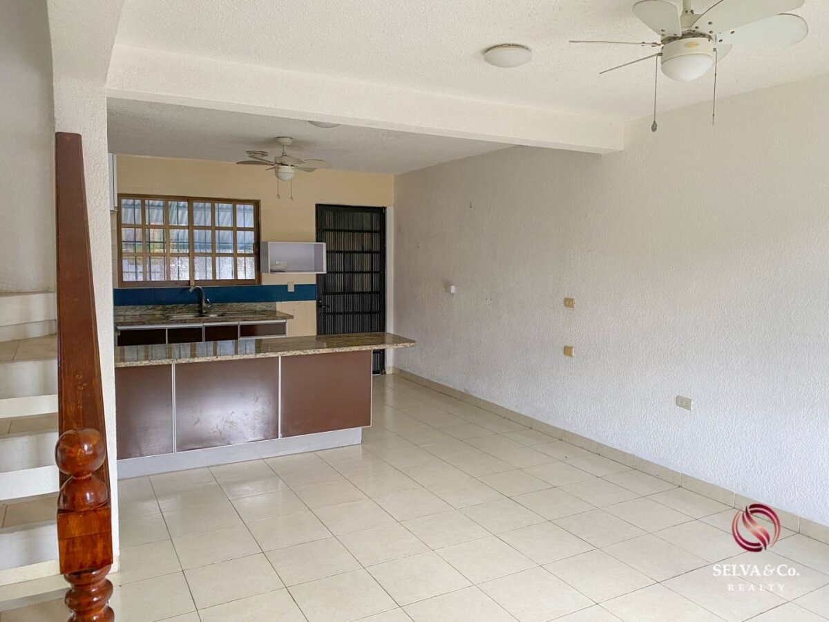 Corner house, property with 1 house and 2 apartments, Adolfo Lopez Mateos neighborhood.