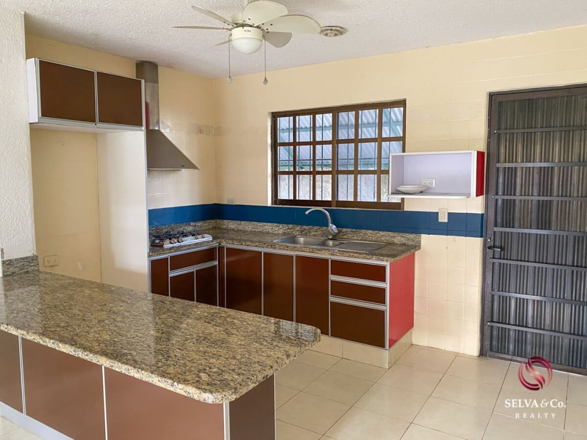 Corner house, property with 1 house and 2 apartments, Adolfo Lopez Mateos neighborhood.