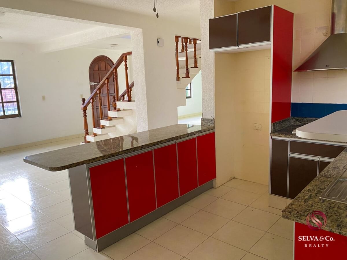 Corner house, property with 1 house and 2 apartments, Adolfo Lopez Mateos neighborhood.