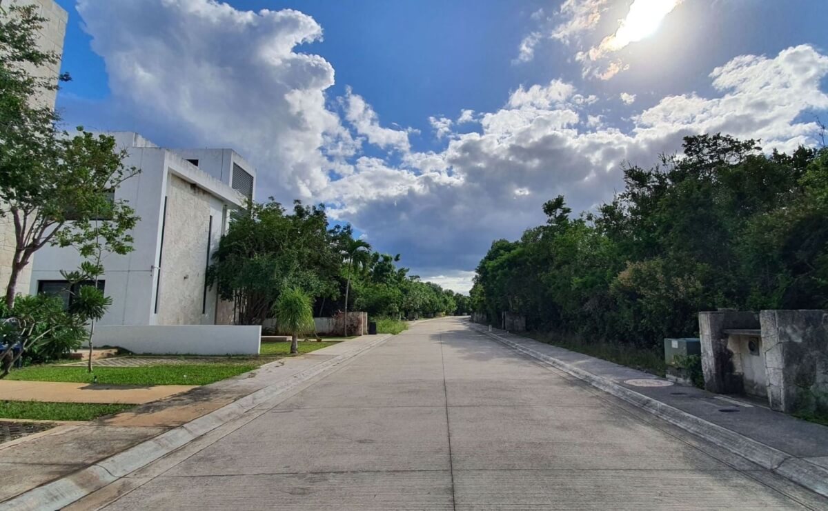 343 sqm residential land with pool in a gated community, Tulum.