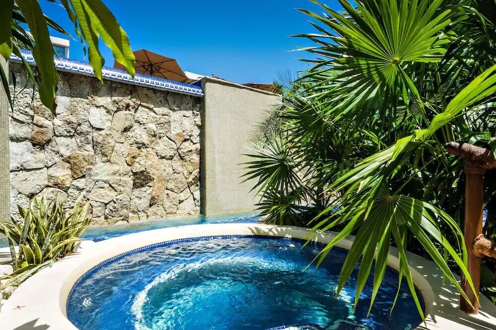 Condo in a beachfront community, with hotel amenities Playa del Carmen.