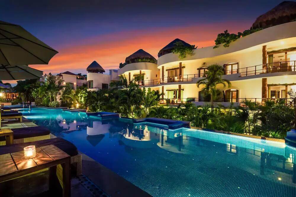 Condo in a beachfront community, with hotel amenities Playa del Carmen.