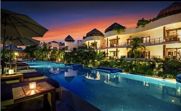 Condo in a beachfront community, with hotel amenities Playa del Carmen.