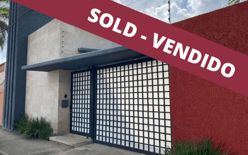 House REDUCED PRICE with private pool with LED lighting, 3.80 meter high ceilings, 5 minutes from the beach, for sale in Cozumel island.