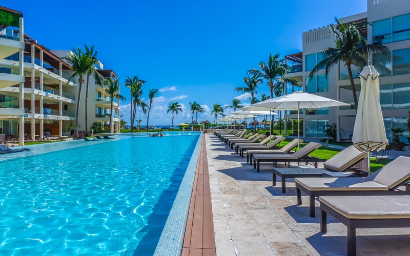 Departamento con club de playa, en planta baja, gimnasio, business center, concierge  y mas en venta Playa del Carmen.