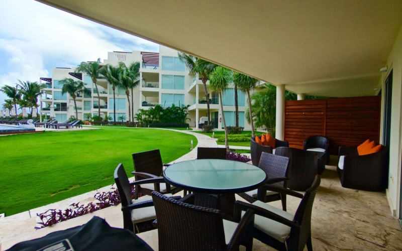 Condo with beach club, ground floor, furnished, gym, business center, concierge and more for sale in Playa del Carmen.