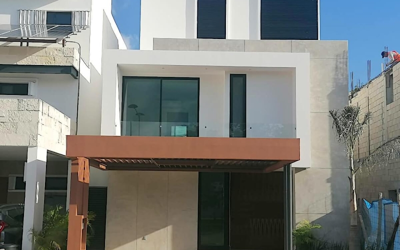 Casa con alberca privada, sala de tv, 1 terraza, 3 balcones, casa club con canchas deportivas y amenidades en residencial aqua, Cancun, vent