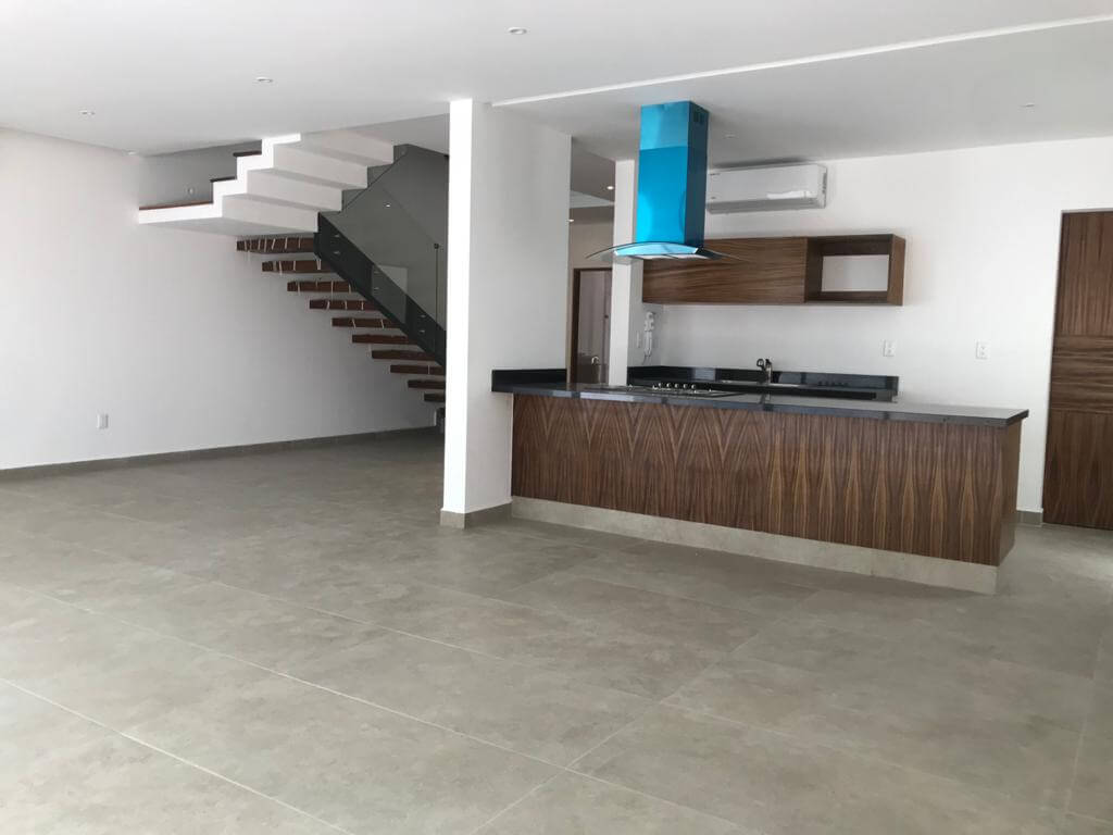 Casa con alberca privada, doble altura, piso de m&aacute;rmol, en residencial Rio, en venta Cancun