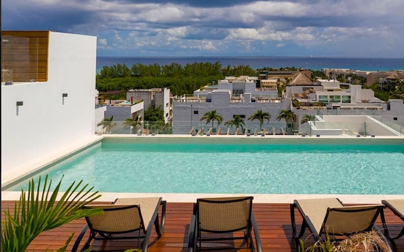 Condo with ocean view pool, jacuzzi, gym, steps from Fifth Avenue, 600 meters from the beach, partly furnished, for sale Playa del Carmen.