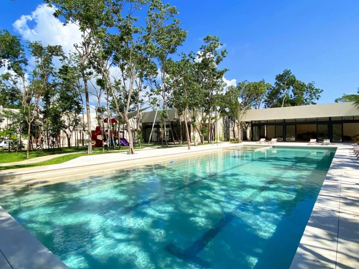 Casa de 3 recamaras en Playacar, alberca con carril de nado, chapoteadero, terraza con vista a la alberca, en venta, Playa del Carmen.