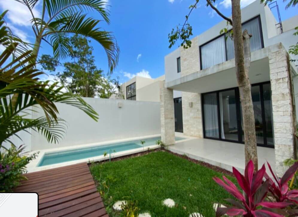 Casa de 3 recamaras en Playacar, alberca con carril de nado, chapoteadero, terraza con vista a la alberca, en venta, Playa del Carmen.