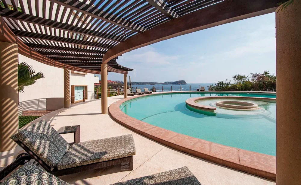 Ocean view penthouse, panoramic terrace, pool and Jacuzzi with sea view, furnished, 250 meters from the beach. for sale Huatulco.