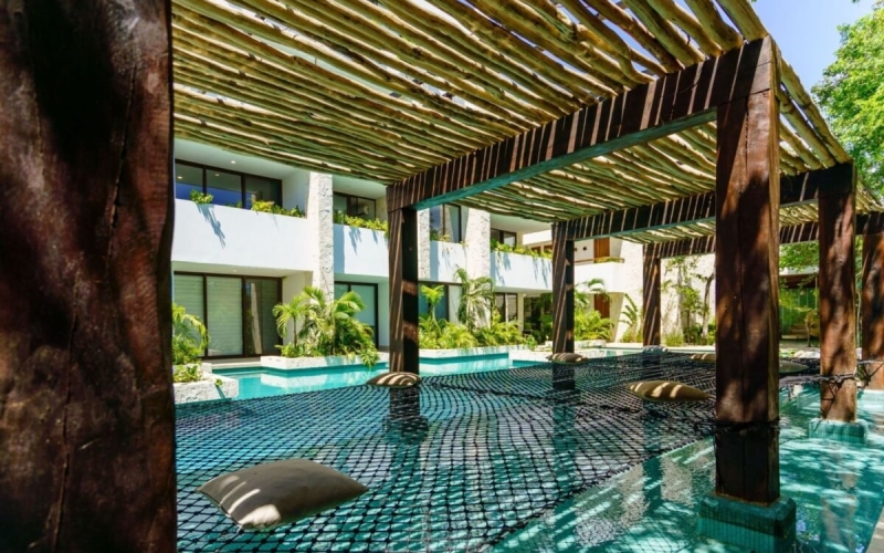 Condo with lock off system, marble floors, pool rest net and wet lounge chairs, storage, private terrace. 5 minutes from the beach, for sale