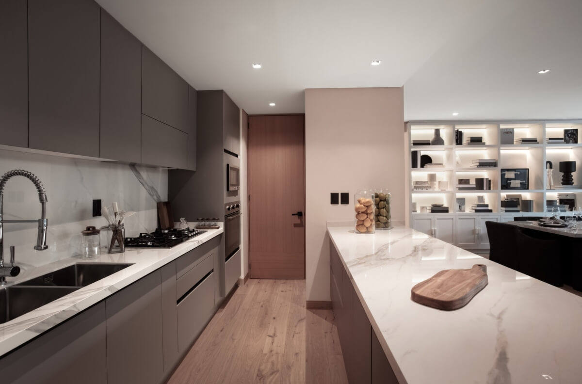 Condominio con terraza, sala de TV, cuarto de servicio con ba&ntilde;o, alberca, gimnasio, business center, cigar bar, juice bar y mas, en preconst