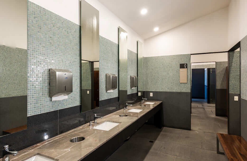 Departamento con terraza y jardin, 4 estacionamientos, alberca con carril de nado, gimnasio, area de juegos, areas verdes, en venta en Santa