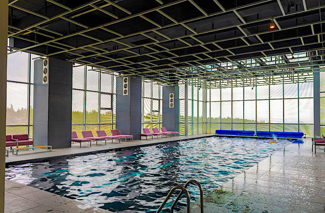 Departamento con cine, alberca, gimnasio con spinning room, vista al campo de golf, cuarto de servicio, amenidades para toda la familia, pre