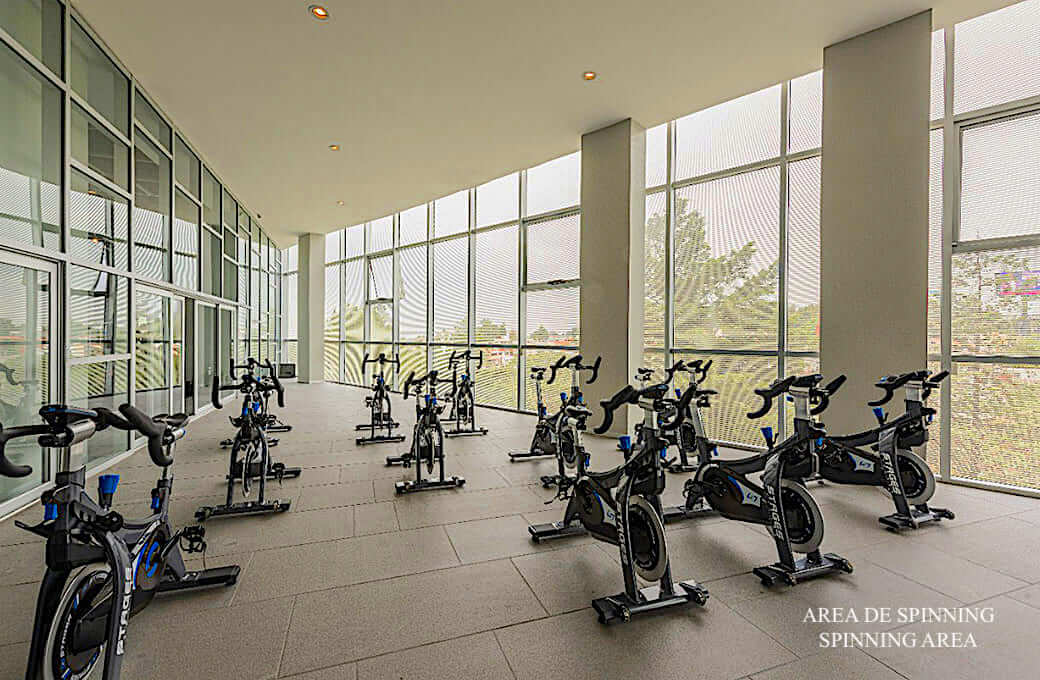 Departamento con cine, alberca, gimnasio con spinning room, vista al campo de golf, cuarto de servicio, amenidades para toda la familia, pre