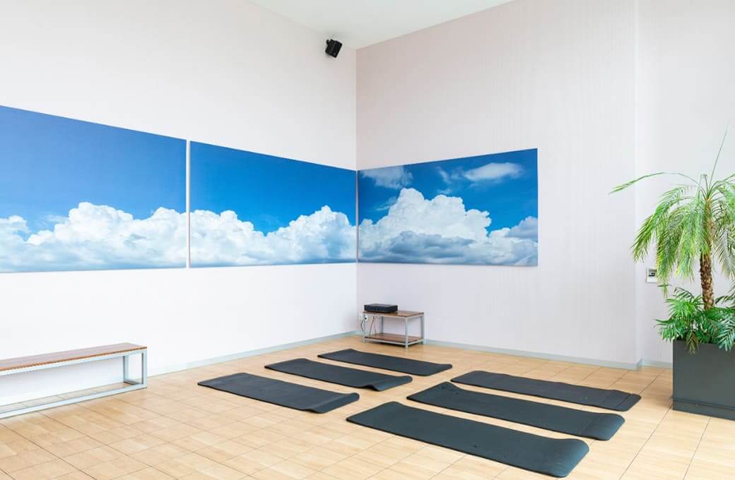 Departamento con cine, alberca, gimnasio con spinning room, vista al campo de golf, cuarto de servicio, amenidades para toda la familia, pre