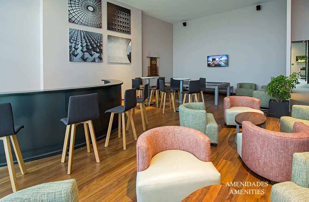 Departamento con cine, alberca, gimnasio con spinning room, vista al campo de golf, cuarto de servicio, amenidades para toda la familia, pre