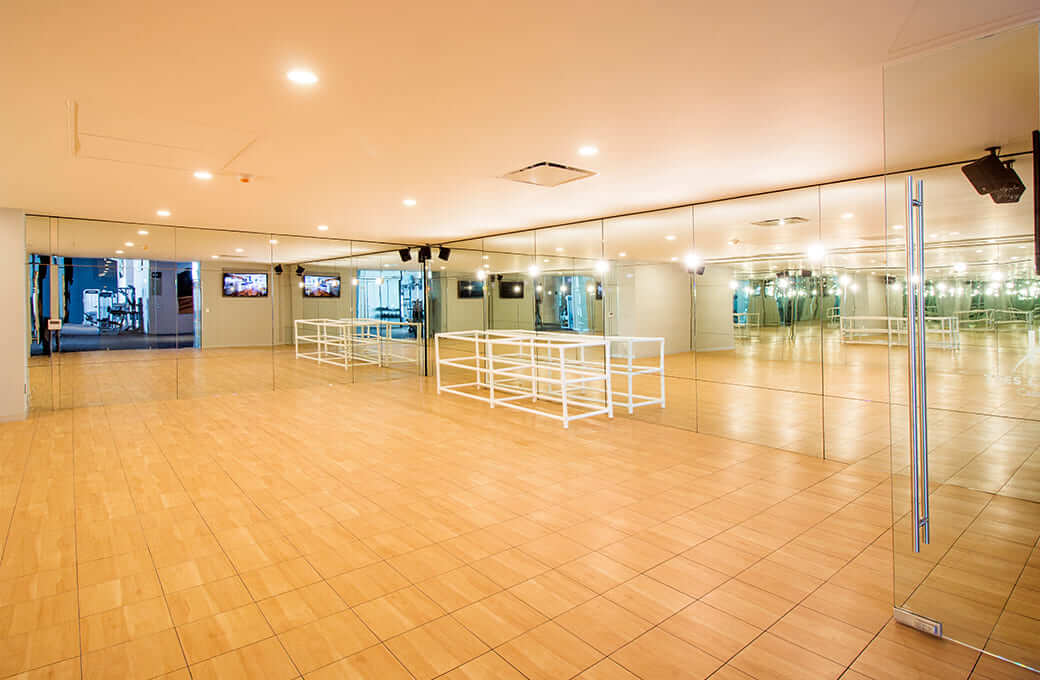 Departamento con cine, alberca, gimnasio con spinning room, vista al campo de golf, cuarto de servicio, amenidades para toda la familia, pre