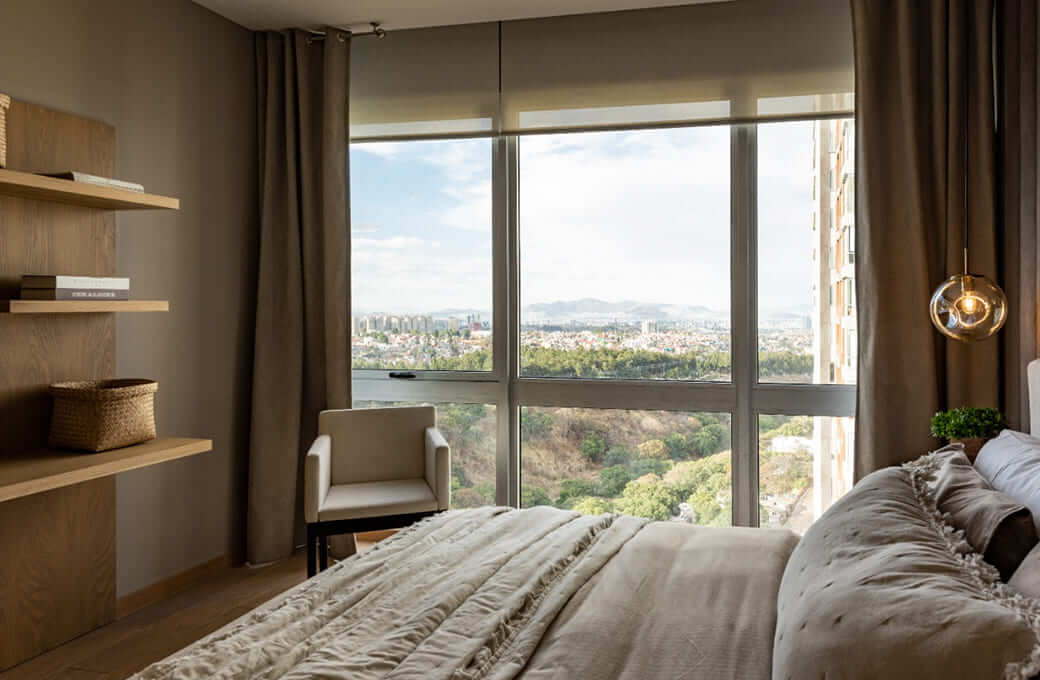 Departamento con cine, alberca, gimnasio con spinning room, vista al campo de golf, cuarto de servicio, amenidades para toda la familia, pre