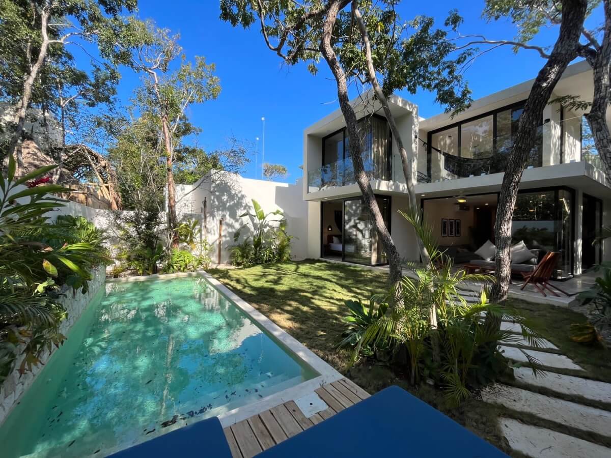 House for sale with private pool, two levels, terrace, patio, bar, cellar. Common areas, zen area, barbecue area, lounge bar.