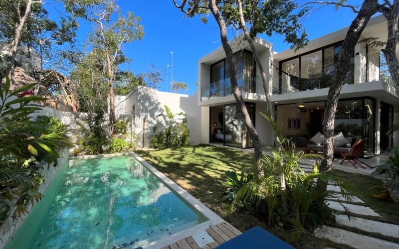 Villa with private pool and garden, 5 bedrooms, marble floor, new for sale in Aldea Zama, Tulum.