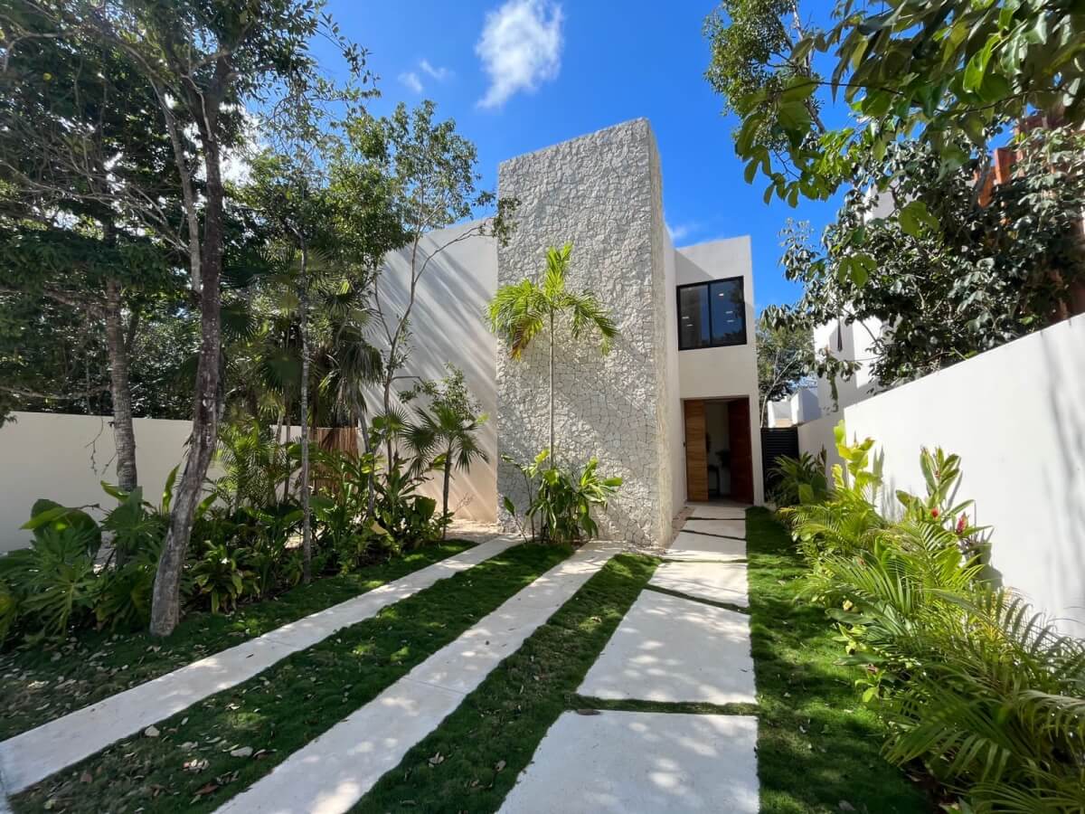 House for sale with private pool, two levels, terrace, patio, bar, cellar. Common areas, zen area, barbecue area, lounge bar.